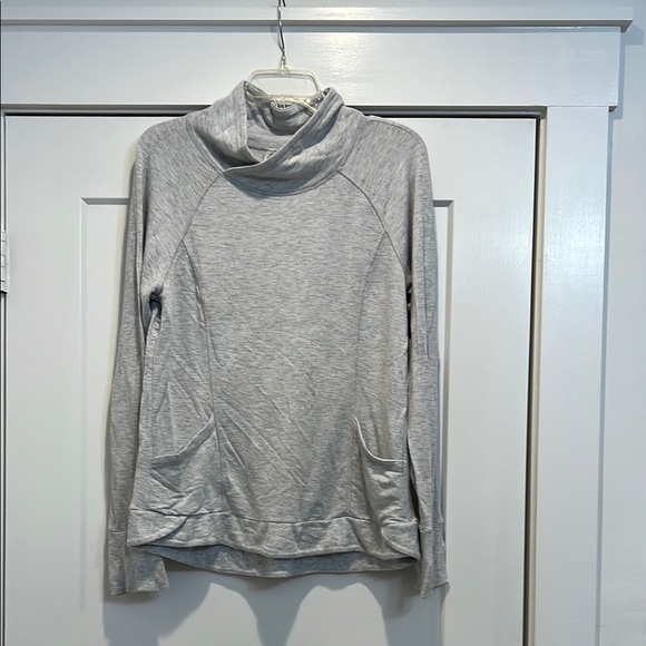 Yogalicious grey long sleeve pullover with thumb holes size medium. - Picture 1 of 6